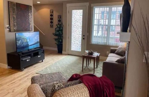 Golden House | Ideal Family Retreat: 3BR in the Heart of Golden