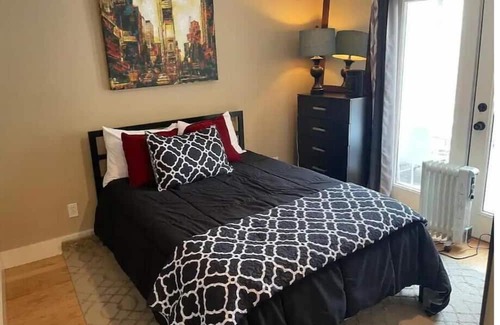 Golden House | Ideal Family Retreat: 3BR in the Heart of Golden