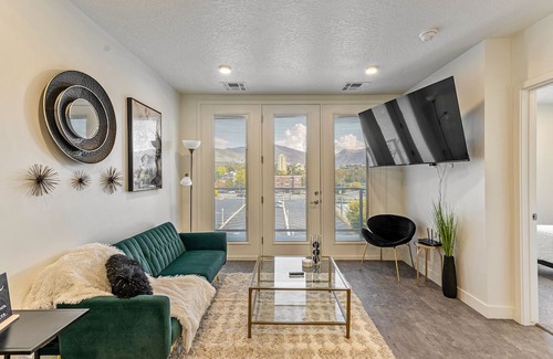 Lower Avenues Apartment | Top Floor Apartment with Scenic Views and Gym Access