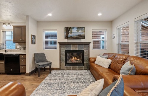 Dover Bay House | Family-Friendly Johnson House: Waterfront Bungalow Retreat