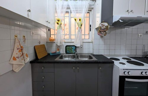 Molos-Agios Konstantinos Apartment | Child-Friendly Central Apartment in Agios Konstantinos
