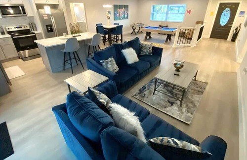 Biggar House | Gulf Gateway: Poolside Fun with Dock and Grill Access