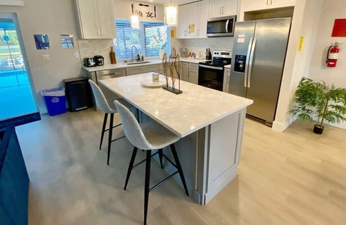 Biggar House | Gulf Gateway: Poolside Fun with Dock and Grill Access