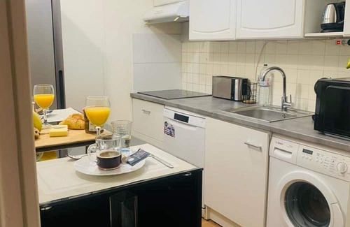 Faubourg de l'Arche Apartment | Cozy Apartment Near Paris: Ideal for Families