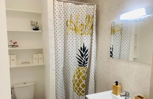 Faubourg de l'Arche Apartment | Cozy Apartment Near Paris: Ideal for Families