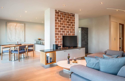 Pelham Apartment | Lake View Apartment "Atmos" with Garden & Free Wi-Fi