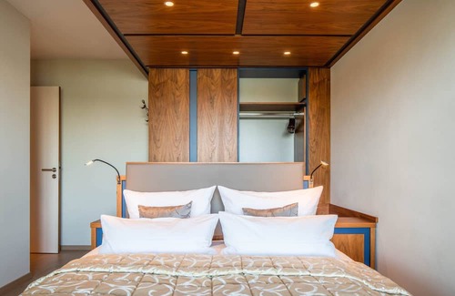 Pelham Apartment | Lake View Apartment "Atmos" with Garden & Free Wi-Fi