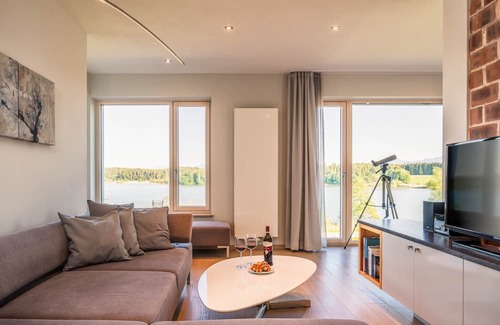 Pelham Apartment | Lake View Apartment "Atmos" with Garden & Free Wi-Fi