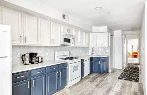 Union City Apartment | Modern 5BR Oasis: Family-Friendly Retreat Near NYC