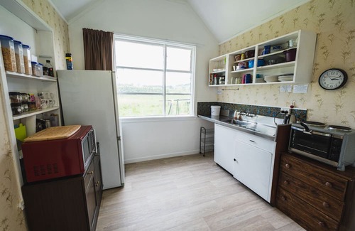 Kiwitea Cottage | Scenic Cliff Top Cottage Near SH1 - Family Friendly Retreat