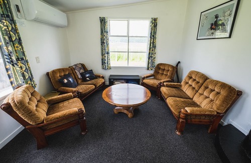 Kiwitea Cottage | Scenic Cliff Top Cottage Near SH1 - Family Friendly Retreat