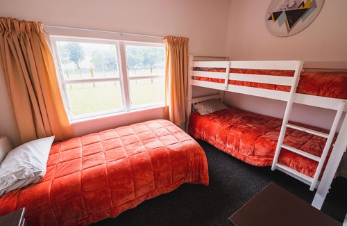 Kiwitea Cottage | Scenic Cliff Top Cottage Near SH1 - Family Friendly Retreat