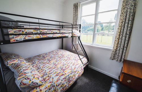 Kiwitea Cottage | Scenic Cliff Top Cottage Near SH1 - Family Friendly Retreat