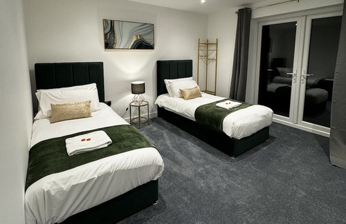 Ashford Apartment | Convenient Family-Friendly Retreat Near Heathrow Airport