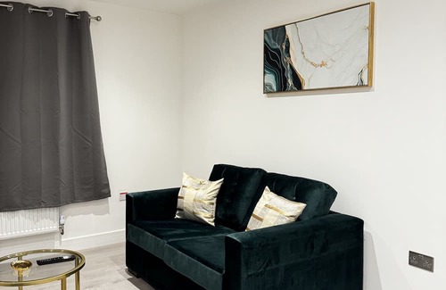 Ashford Apartment | Convenient Family-Friendly Retreat Near Heathrow Airport