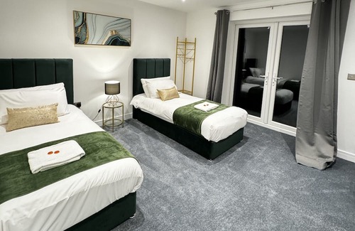 Ashford Apartment | Convenient Family-Friendly Retreat Near Heathrow Airport