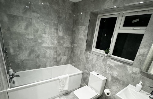 Ashford Apartment | Convenient Family-Friendly Retreat Near Heathrow Airport