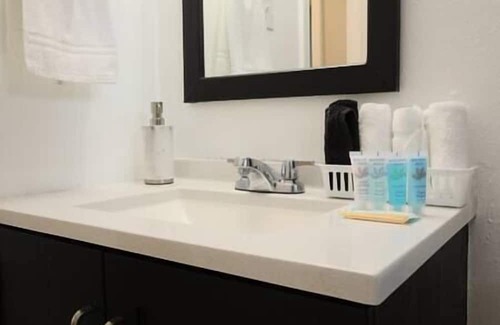 Sunrise Acres House | Family-Friendly Duplex with Modern Amenities and Breakfast