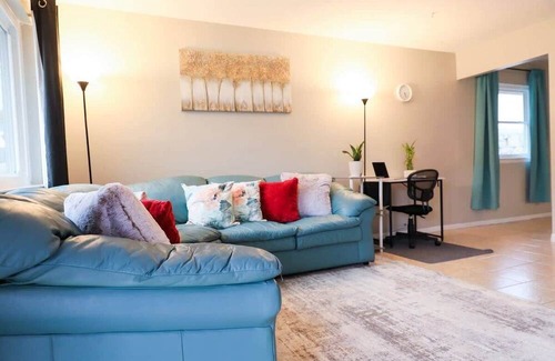 Sunrise Acres House | Family-Friendly Getaway with Breakfast & Kitchen Access
