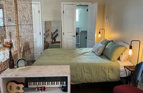 Chestnut Apartment | Cozy East Austin Studio with Garage - Perfect for Families
