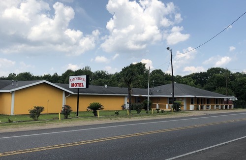 Effie Hotel | Budget-Friendly Family Stay at Ranch House Motel