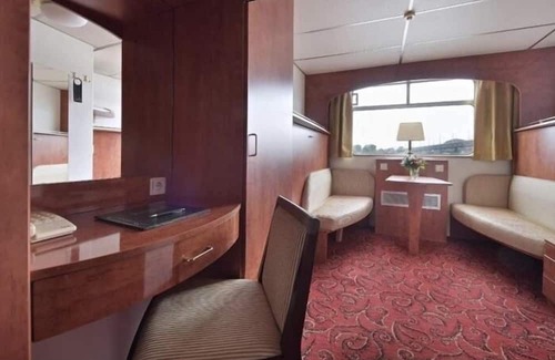 Golzheim Boat Rental | Elegant Stay at MS Rembrandt van Rijn with Family Amenities