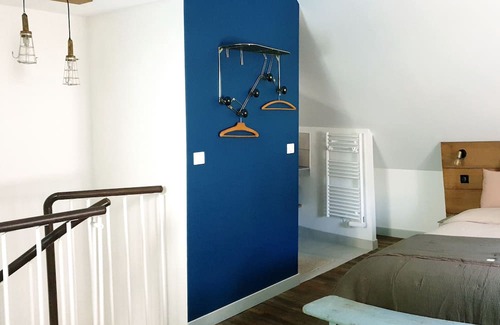 Coulanges-la-Vineuse Bed & Breakfast | Relaxing Stay in Vineyard Home with Pool for Families