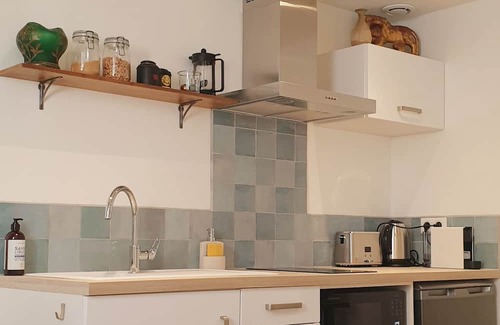 Coulanges-la-Vineuse Bed & Breakfast | Relaxing Stay in Vineyard Home with Pool for Families
