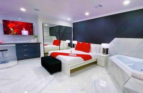 Houston Apartment | Relaxing H&S Pleasure Suite with Jacuzzi Near IAH Airport