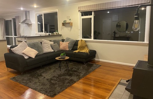Oamaru House | Enjoy Family-Friendly Comfort at The Sea View BnB