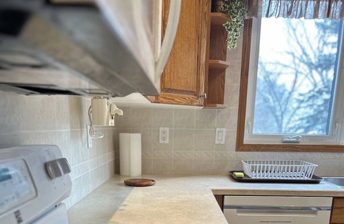 Regina House | Cozy 201-room in welcoming Regina with WiFi, AC at Shannon Rd& Deergrove Crt