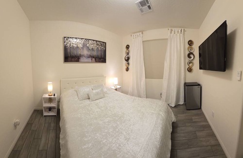 Las Vegas Apartment | Comfortable Room in Las Vegas with Spa, WiFi & Kitchen