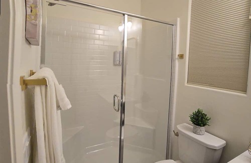Las Vegas Apartment | Comfortable Room in Las Vegas with Spa, WiFi & Kitchen