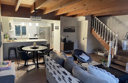 Wrightwood Cabin | Scandinavian Style Cabin: Pet-Friendly Getaway Near Ski Resort