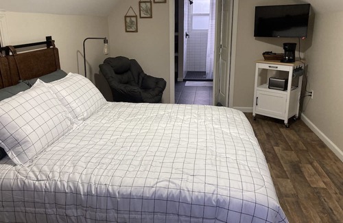 Fletcher Apartment | Cozy Pine Guesthouse: Family & Pet Friendly in Asheville