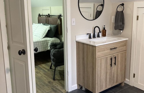 Fletcher Apartment | Cozy Pine Guesthouse: Family & Pet Friendly in Asheville