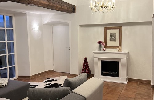 Messerich Apartment | Charming Altes Bauernhaus: Family-Friendly and Breakfast Included