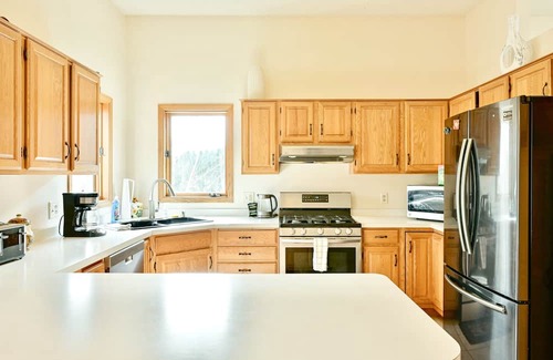 Woodbury House | Private Retreat Near Minneapolis with Family-Friendly Amenities