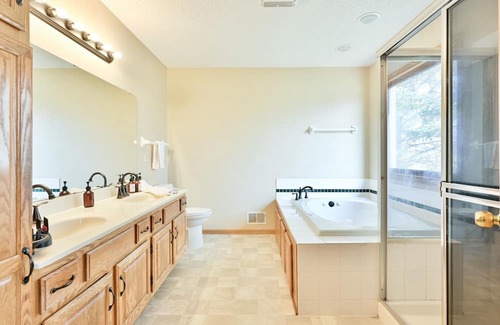 Woodbury House | Private Retreat Near Minneapolis with Family-Friendly Amenities