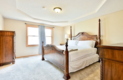 Woodbury House | Private Retreat Near Minneapolis with Family-Friendly Amenities
