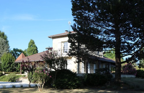 Bergerac House | Beautiful Family Home with Pool in Green Oasis Near Everything