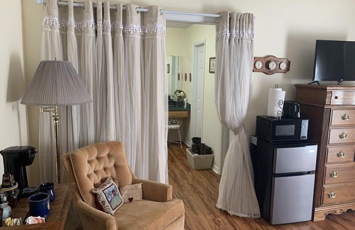 Atmore Apartment | Cozy Highland Haven Studio Suite with Pool and Ocean View