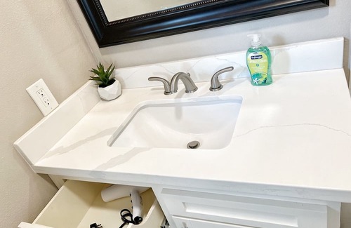 Orange House | Inviting 1-Bedroom Stay in Central Orange with WiFi & AC