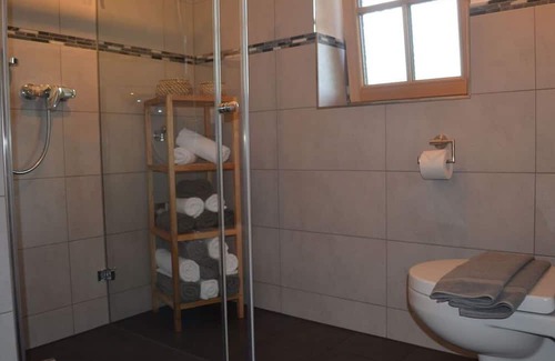 Gaißach Apartment | Cozy Apartment in Gaißach with Kitchen and Breakfast Included