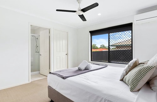 Urangan House | Unwind at Moonstone with Spectacular Oceanfront Views