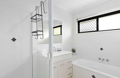 Urangan House | Unwind at Moonstone with Spectacular Oceanfront Views