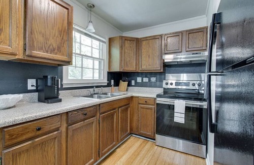 Murfreesboro House | Pet-Friendly Sunset Cottage: Cozy 2-Bedroom Retreat