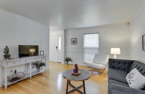 Murfreesboro House | Pet-Friendly Sunset Cottage: Cozy 2-Bedroom Retreat