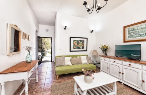 El Paso Cottage | Relax at Sombrero Pico D with Pool, Spa & Breakfast