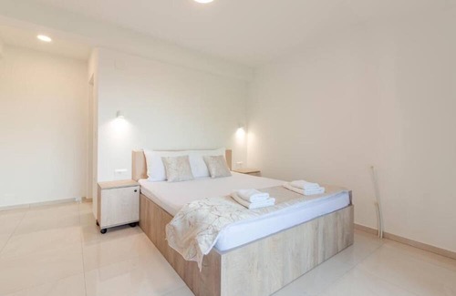 Ohrid Villa | Comfortable Double Room with Balcony and Lake View